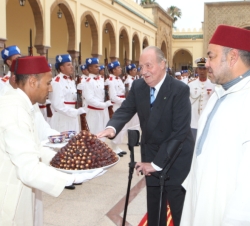 Don Juan Carlos recibe una ofrenda de dátiles en presencia de Su Majestad el Rey Mohamed VI
